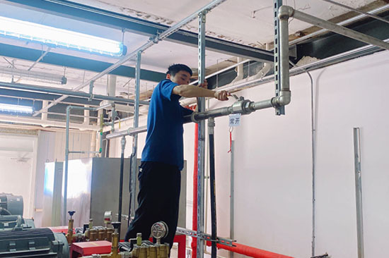 乐天堂fun88消防维保公司员工维保中